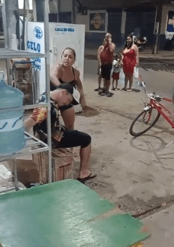 Homem apanha de mulher na rua em Macapá. O que fazer quando é "ELA" que bate?