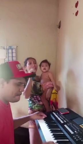 Ela só tinha um microfone, uma neném no colo e muito talento