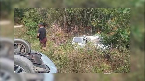Rodovia do Curiaú: Carro em barranco, após capotar