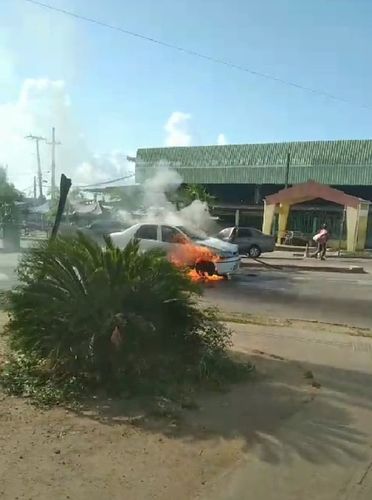 Após fumaça, carro pega fogo em minutos