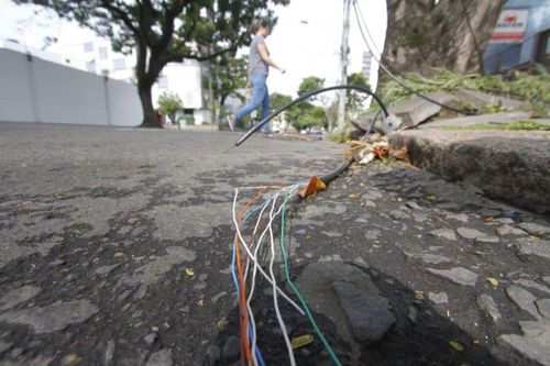 Saiba o que fazer para se proteger em caso cabos de energia elétrica partidos