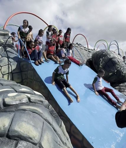 Crianças fazem "teste drive" do Parque do Meio do Mundo