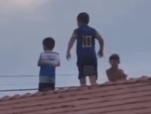 Crianças brincam em telhado de escola no Macapaba