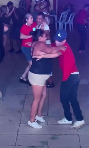 Casal de dançarinos lacra no salão com caquiado “misterioso”
