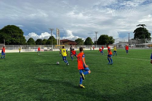 Escolinha de futebol gratis é ofertada para crianças de 06 a 12 anos