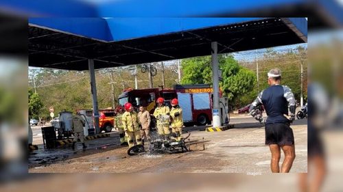 Herói: Moto pega fogo em posto; condutor arrisca a vida e impede explosão de bomba