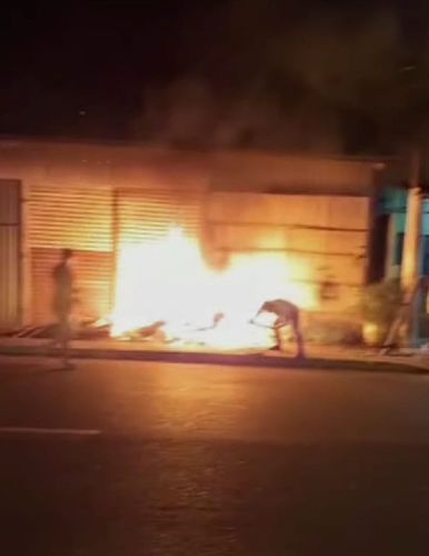 Vândalos incendeiam restos de madeira em loja e quase causam desastre