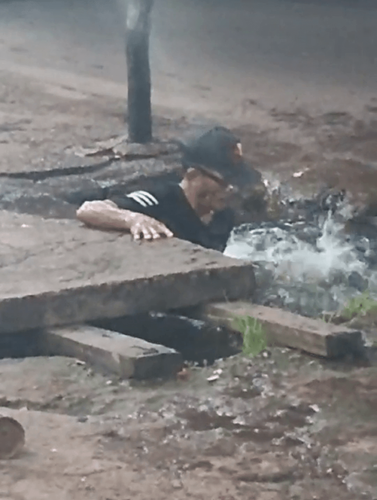 Banho inusitado: homem se refresca em vala, no Congós