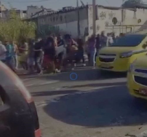 Samba e cerveja em cortejo fúnebre marcam despedida