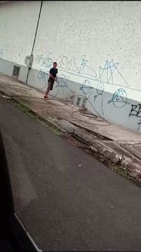 Na cara dura: Homem furta fios elétricos no centro de Macapá