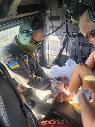 Bebê nasce no céu, no helicóptero do GTA