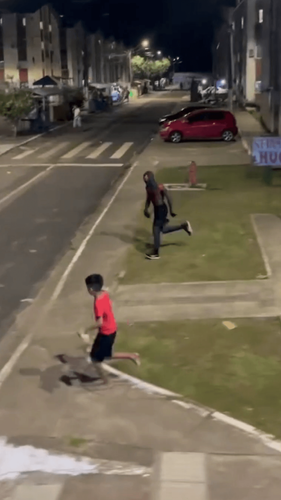 Macapá: Crianças correm atrás de carreta animada e se expõem ao perigo no Mucajá