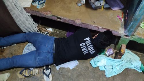 Buraco profundo em cela do Iapen "guardava"  celulares, facas e revólver                                                                                   