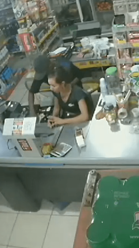  Ilha Mirim: Bandidos invadem  mercearia limpam o caixa e  ameaçam clientes que tentam fugir 