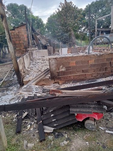 “Ficamos só com a roupa do corpo”, diz mulher que perdeu tudo em incêndio