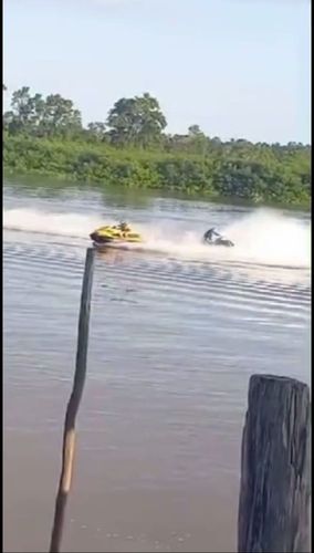 Velocidade nas águas: Jets colidem, e piloto cai
