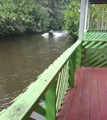 Perigo nas férias: Banhista é atropelado por jet ski em banho de rio com filho