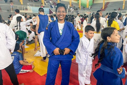 Projeto social da Polícia Civil entrega kimonos a alunos para atividade esportiva