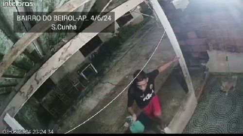 Cachorro alerta entrada de bandido. Mulher grita e homem foge