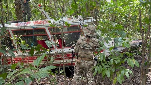 Lancha é encontrada no interior do AP; passageiros celebram resgate