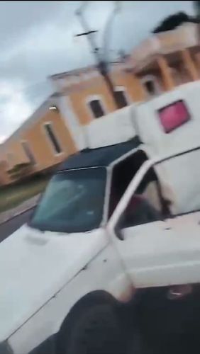 Homem quebra o carro a marretadas ao ser pego em blitz