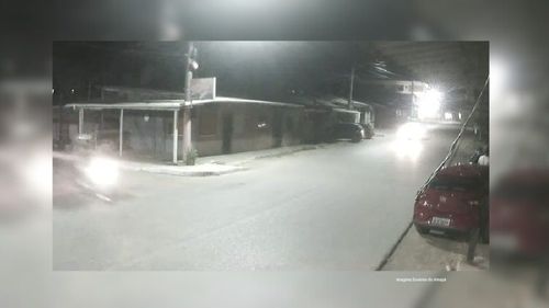Santana: Acabou a rua, mas motoqueiro continua e acaba dando com a cara na porta