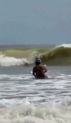 Homem mete moto no mar pra ver se funciona como jet-ski