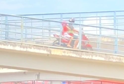 Sem noção: motociclistas usam passarela como rua na zona norte