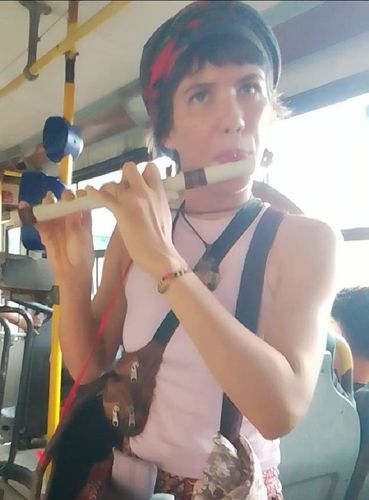 Um canto novo: Jovem toca flauta e conta  histórias nos ônibus de Macapá