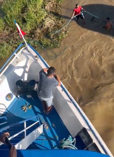 Agora vai! Barco encalhado é resgatado após duas tentativas de socorro