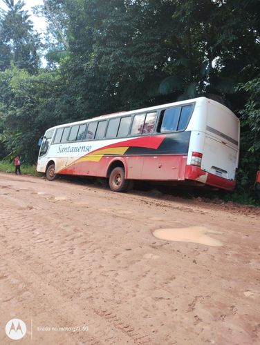 Ônibus desliza na lama e quase cai em barranco em estrada no Jari