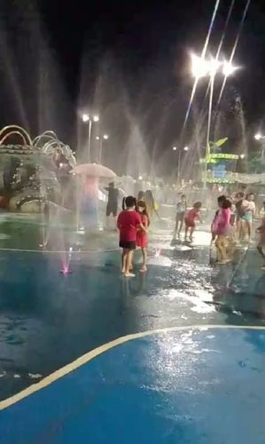 Parque molhado diverte crianças em cenário amazônico