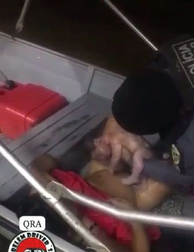 "Por que meu filho não chora"? Policial salva vida de bebê em parto num barco