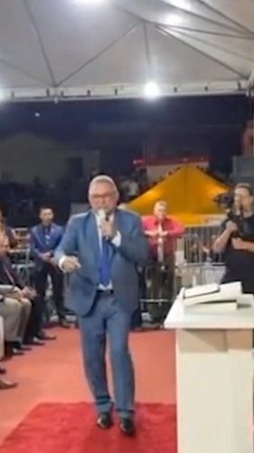 Pastor diz que autismo é resultado de uma “visita do diabo no ventre” da mãe, depois perde perdão