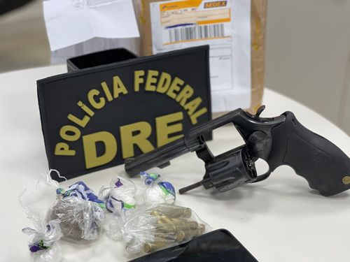 Polícia Federal e Correios interceptam encomenda contendo drogas, arma e munições