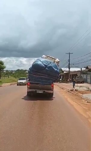 Perigo na estrada: Picape escapa de tombar com grande volume de carga