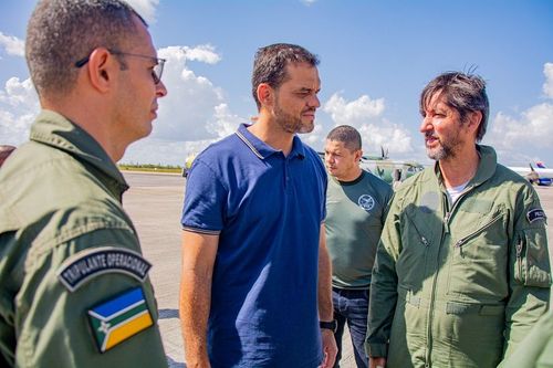 Tripulantes de helicóptero são resgatados após emitirem sinais de fumaça