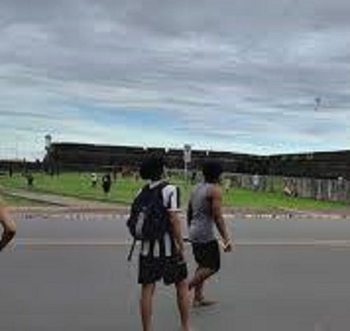 Verão chegando: Crianças se arriscam atrás de pipas em Macapá