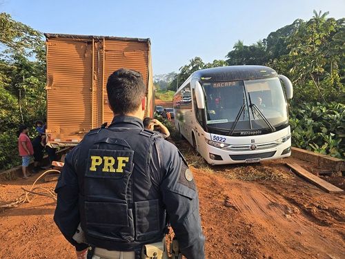 BR-156: Ponte quebra com caminhão-baú e deixa motoristas ilhados