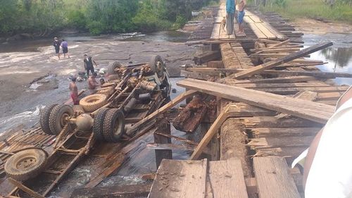Caminhão cai dentro do rio ao tentar atravessar ponte deteriorada