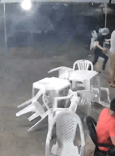 Ventania surpreende clientes e arrasta cadeiras de lanchonete em praça em Macapá
