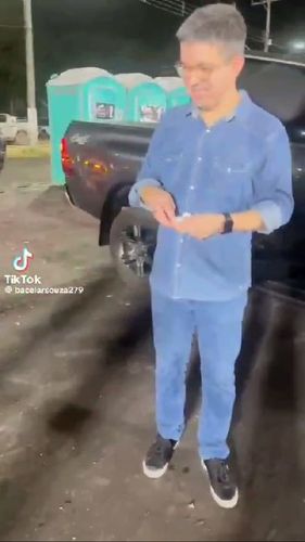 Senador tenta estourar estalinhos, mas só consegue tirar risadas dos amigos