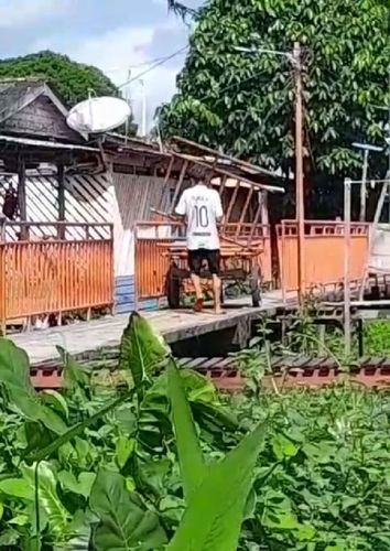 Polícia busca identificar homem que leva peças de ferro de uma passarela em Santana