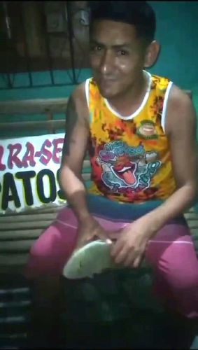 Sandália com prego nunca mais! Sapateiro do Jari dá o recado