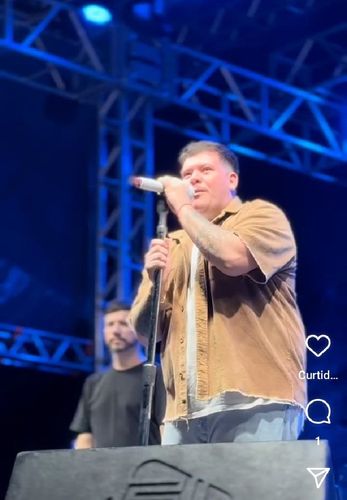 "Homem Aranha do  chopp" faz merchan  em show de Ferrugem