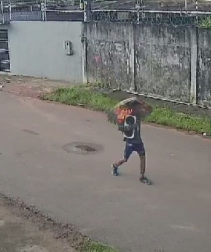 Ladrão “limpa” casa e se protege do sol com sombrinha furtada