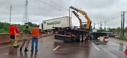 Macapá: Caminhão tomba na Rodovia Duca Serra e deixa o trânsito lento 